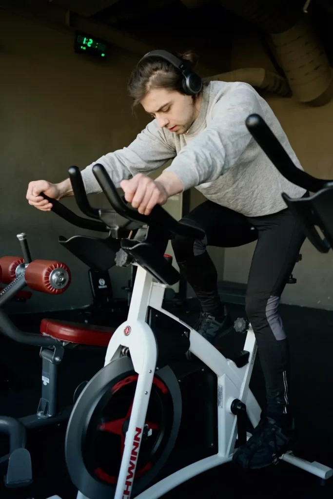 Kille använder en motionscykel