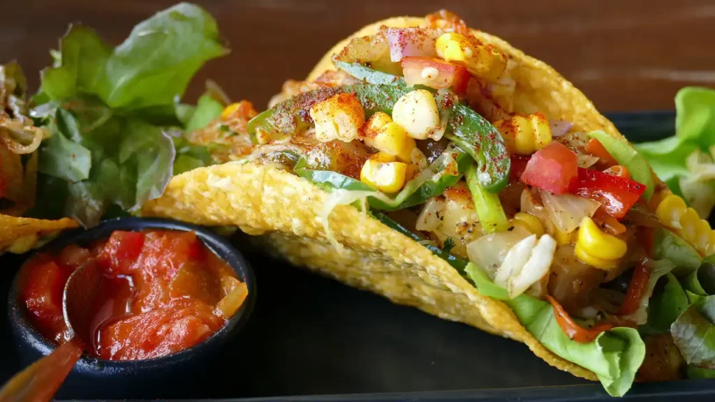 Tacobröd fylld med grönsaker och köttfärs
