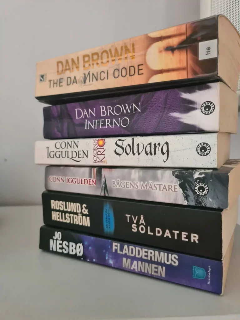 Böcker staplade på varandra.